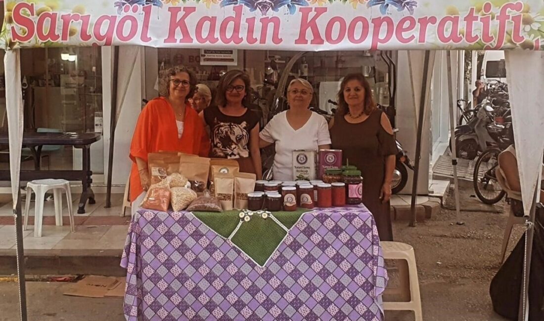 Doğal ürünleriyle festivale renk kattılar Manisa’nın Sarıgöl ilçesinde faaliyet gösteren Sarıgöl Kadın Kooperatifi (SARKOOP), tamamen