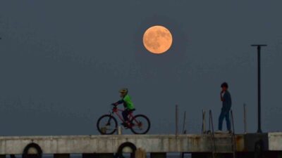 Bitlis’in Ahlat ilçesinde akşam saatlerinde gökyüzünü süsleyen dolunay, Van Gölü