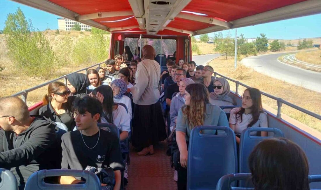 DPÜ’de Kampüs Gezi Otobüsü uygulaması başladı Kütahya Dumlupınar Üniversitesi’nde eğitime yeni başlayan öğrencilerin kampüsü yakından tanımaları