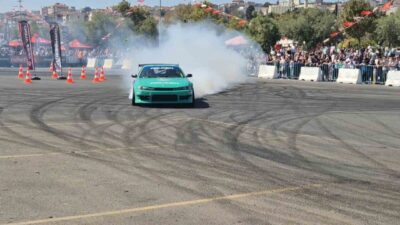 Tekirdağ’ın Süleymanpaşa ilçesinde düzenlenen modifiyeli araç fuarında drift şov yapan