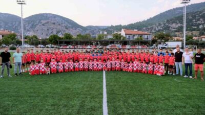 Menteşe’nin Düğerek Mahallesi sakinleri, mahallelerinin köklü kulübü Düğerek Güneşspor için