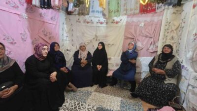 Tokat’ta dünya evine girecek bir gelin annesiyle hazırladığı el emeği