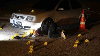 Adana’nın Kozan ilçesinde düğün salonu önünde arkadaşı tarafından vurulan genç