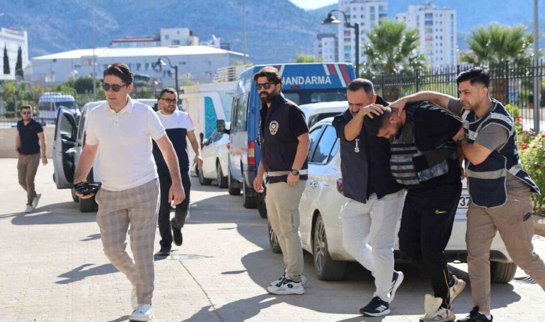Adana’nın Kozan ilçesinde bir düğün salonu önünde Özcan Özçelik’i (24)