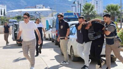 Adana’nın Kozan ilçesinde bir düğün salonu önünde Özcan Özçelik’i (24)