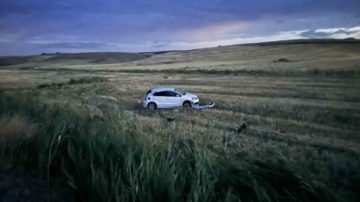 Çorum’un Alaca ilçesinde yoldan çıkarak tarlaya uçan otomobildeki 1 kişi