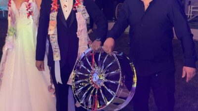 İzmir’de bir düğün merasiminde gelin ve damada araba jantı takı