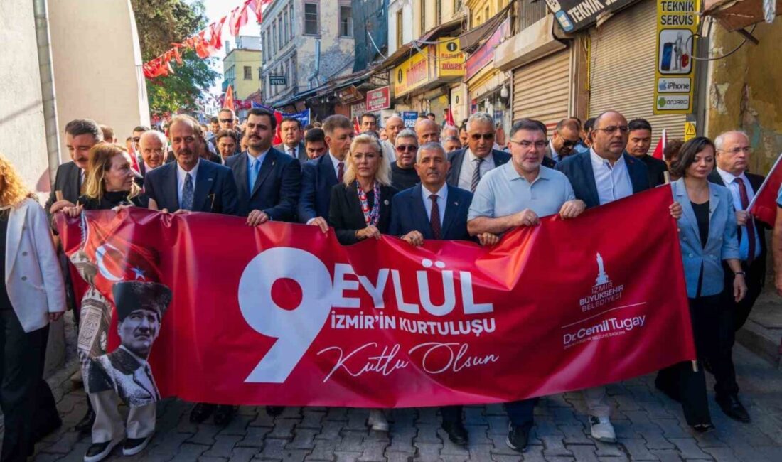 Düşman işgalinden kurtuluşa özel 350 metrelik bayrak caddelerde dalgalandı İzmir’in düşman işgalinden kurtuluşunun 103. yıl dönümü kutlamaları ‘Zafer Yürüyüşü’