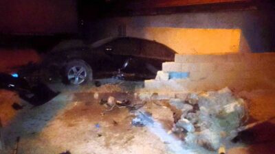 Denizli’nin Merkezefendi ilçesinde duvarı yıkarak evin bahçesine giren lüks otomobilde