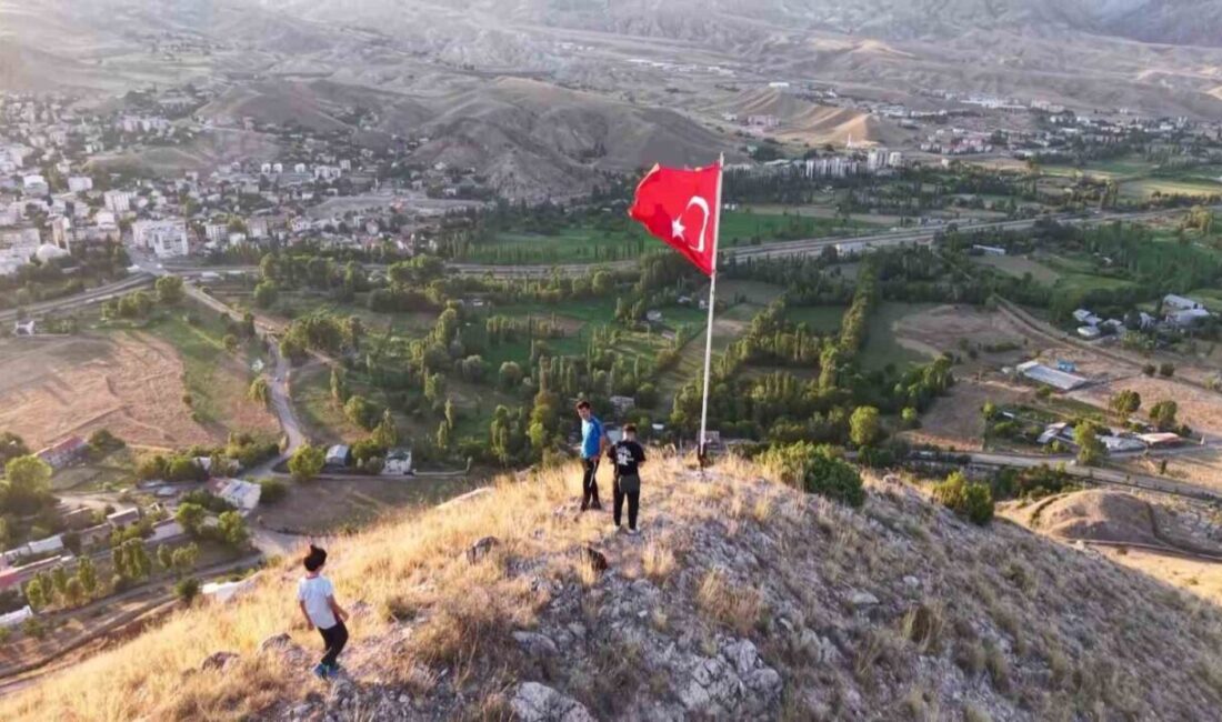 Duygulandıran bayrak sevdası Erzurum’un Oltu ilçesine yaşadıkları farklı illerden memleketlerinden gelen bayrak sevdalısı