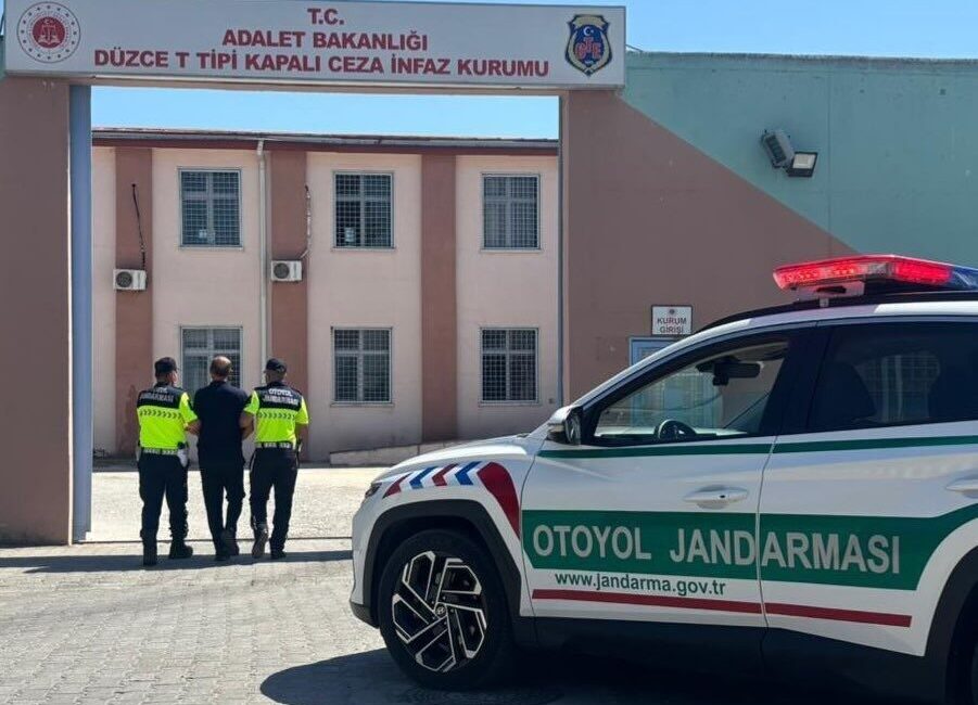 Düzce’de 19 bin 561 kişi sorgulandı 13 kişi tutuklandı DÜZCE(İHA) – Düzce’de polis ve jandarma ekipleri tarafından yapılan denetimlerde