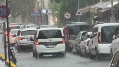 Düzce’de sağanak yağmur kent merkezinde yolları adeta göle çevirdi. Meteoroloji’nin