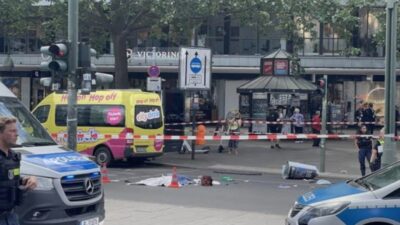 Almanya’nın başkenti Berlin’de meydana gelen olayda, bir otomobilin kalabalığın içine