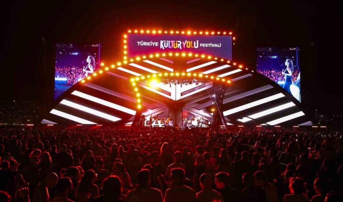 Ebru Yaşar Kayseri’de kulakların pasını sildi Kayseri Kültür Yolu Festivali’nin ilk gününde sahne alan ünlü sanatçı
