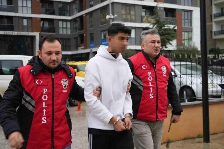 Edirne’de 30 bıçak darbesiyle 16 yaşındaki sevgilisini öldürmüştü: İfadesinde mahkeme salonu buz kesti Edirne’de 16 yaşındaki eski sevgilisini, 30 bıçak darbesiyle öldüren 15