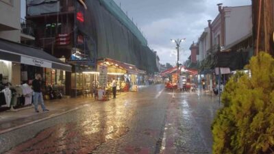 Edirne’de akşam saatlerinde sağanak yağış etkili oldu. Edirne’de akşam saatlerinde