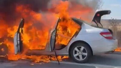 Edirne’de seyir halindeyken alev alev yanan otomobil kullanılamaz hale geldi.