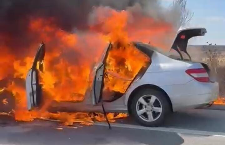 Edirne’de seyir halindeyken alev alev yanan otomobil kullanılamaz hale geldi.