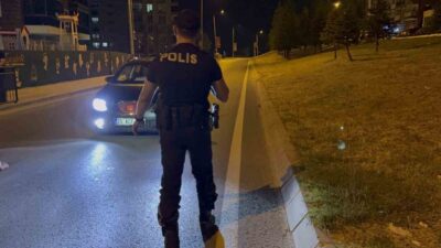Polis ekipleri şehrin farklı noktalarında yaptıkları uygulamada araçları didik didik