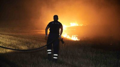 Edirne’de otoban yakınındaki tarlada çıkan anız yangını, itfaiye ekiplerinin müdahalesiyle
