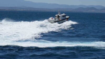 Balıkesir’in Edremit ilçesinde Güre açıklarında terk edilmiş halde bulunan teknenin