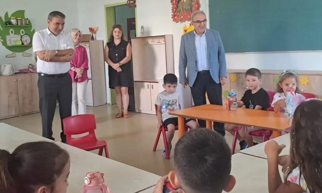 Balıkesir’in Edremit İlçe Milli Eğitim Müdürü Ramazan Esmen ve beraberindeki