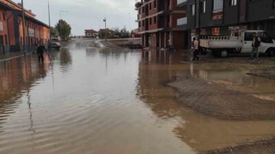 Karabük’ün Eflani ilçesinde etkili olan sağanak yağış hayatı olumsuz etkiledi.