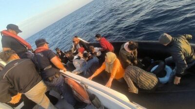 İzmir’de sahil güvenlik ekipleri iki ayrı operasyonda yasa dışı yollarla