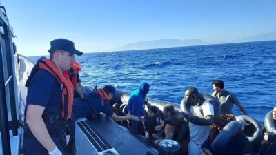 İzmir’in Seferihisar ve Çeşme ilçeleri açıklarında Sahil Güvenlik ekipleri tarafından