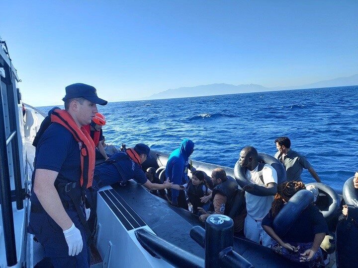 Ege sularında göçmen hareketliliği: 137 göçmen karaya çıkartıldı İzmir’in Seferihisar ve Çeşme ilçeleri açıklarında Sahil Güvenlik ekipleri tarafından