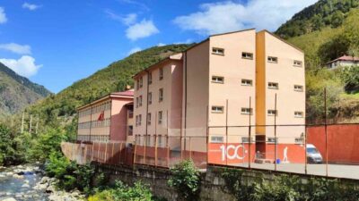 Trabzon’un Araklı ilçesine bağlı Çankaya Mahallesi’ndeki ilkokul ve ortaokul, Avusturya’da