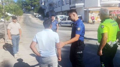 Antalya’nın Manavgat ilçesinde otel servisi ile hafif ticari aracın çarpışması