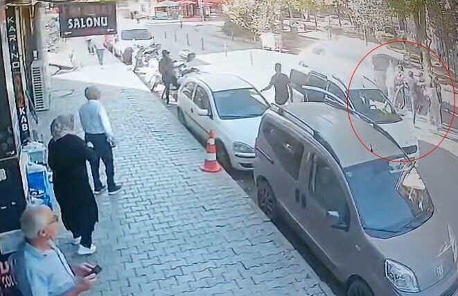 Elazığ’da kimliği tespit edilemeyen şahıslar, araçla husumetlilerinin yolunu kesip darp
