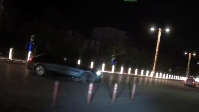 Elazığ’da bir sürücü, yola drift atarak girdi. O anlar kameralara