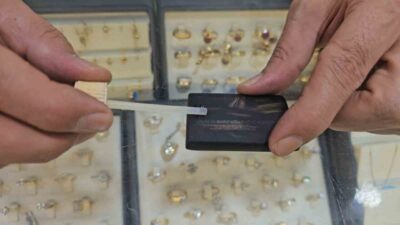 Elazığ’da kuyumcular, sahte altını mihenk taşı ve ayar suyu ile