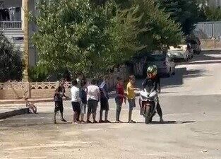 Elazığ’da bir motorcunun önünü kesen çocukları kırmayarak, ara gazla yaşadığı