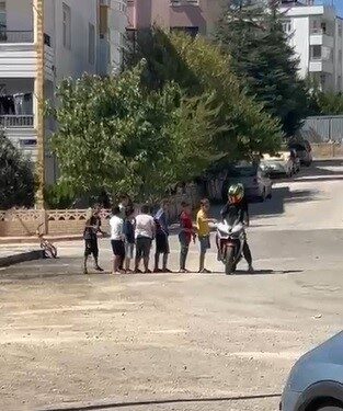 Elazığ’da motorcuyla çocukların renkli anları Elazığ’da bir motorcunun önünü kesen çocukları kırmayarak, ara gazla yaşadığı