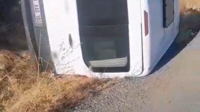 Elazığ’ın Karakoçan ilçesinde öğrenci servisi, köy yolunda devrildi. Kazada, şans