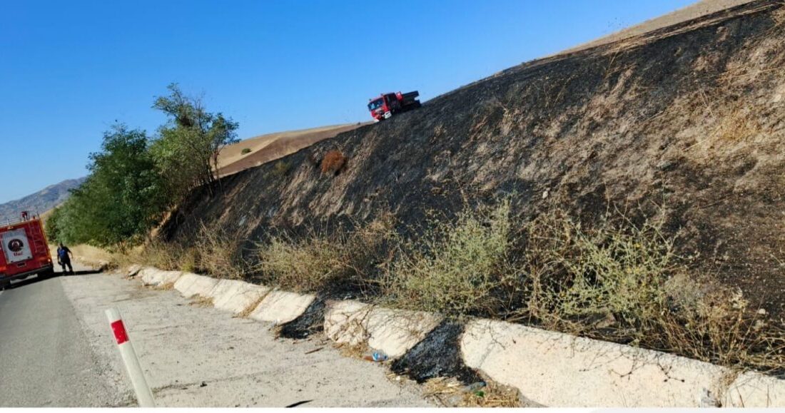 Elazığ’ın Kovancılar ilçesindeki otluk alanda çıkan yangın, itfaiye ekipleri tarafından