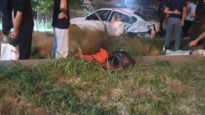 Elazığ’da sürücüsünün direksiyon hakimiyetini kaybettiği otomobil, Millet Bahçesi’ne girdi. Kazada