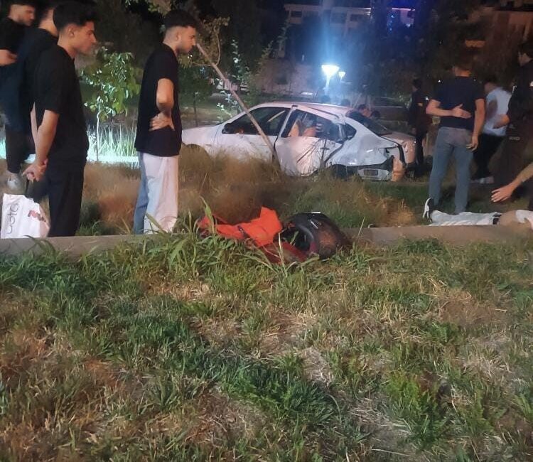 Elazığ’da otomobil Millet Bahçesi’ne girdi: 5 yaralı Elazığ’da sürücüsünün direksiyon hakimiyetini kaybettiği otomobil, Millet Bahçesi’ne girdi. Kazada