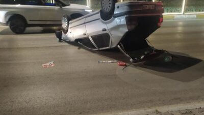 Elazığ’da refüje çarpan otomobilin takla atması sonucu meydana gelen kazada,