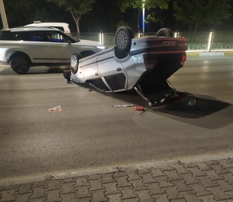 Elazığ’da otomobil takla attı: 1 yaralı Elazığ’da refüje çarpan otomobilin takla atması sonucu meydana gelen kazada,