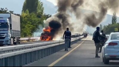 Elazığ’da seyir halindeki bir otomobilde çıkan yangın, itfaiye ekiplerinin müdahalesiyle