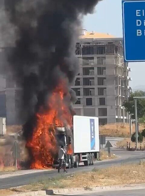 Elazığ’da tır alevlere teslim oldu Elazığ’da seyir halindeki tırın kupası, alevlere teslim oldu. Yangın itfaiye