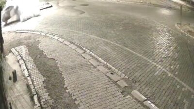 Elazığ’ın Karakoçan ilçesinde meydana gelen trafik kazaları, güvenlik kameralarına yansıdı.