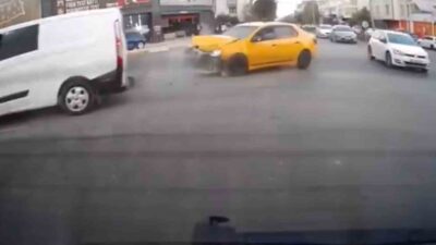 Elazığ’da panelvan ile ticari taksi kavşakta çarpıştı. Çarpışma anı, yoldan