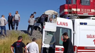 Elazığ’da trenin kamyonete çarpması sonucu meydana gelen kazada, 1 kişi