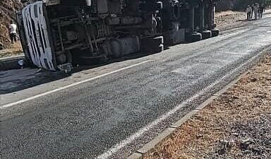 Elazığ’da virajı alamayan tır devrildi. Yaralananın olmadığı kazada, maddi hasar