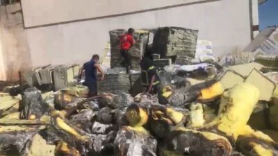 Elazığ’da yalıtım malzemelerinin olduğu depoda çıkan yangın, itfaiye ekipleri tarafından